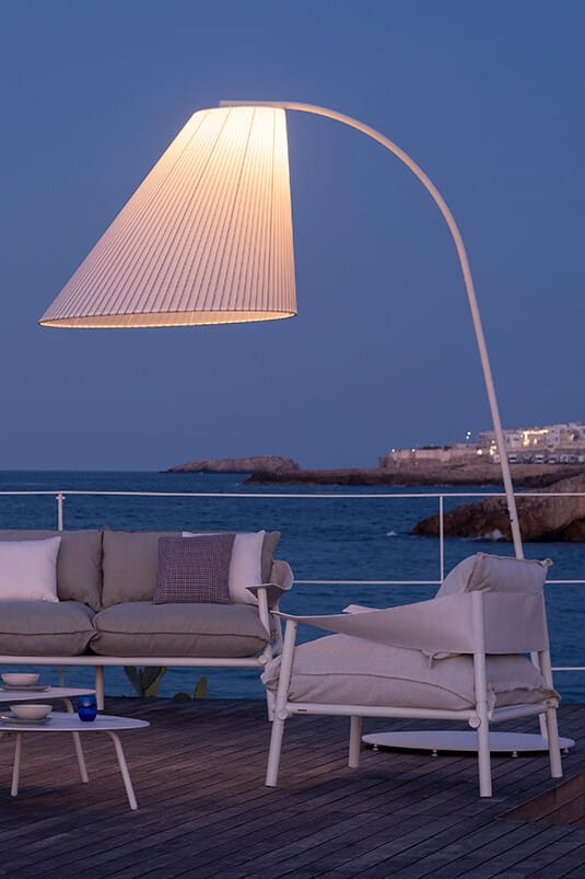 Balta atmosfēriskā apgaismojuma ārtelpas stāvlampa