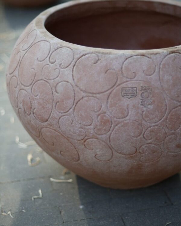 Alba ar dekoratīvu gravējumu